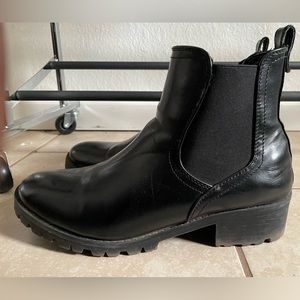 Black ankle lug boots